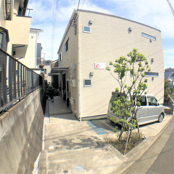 横浜市旭区本村町のアパートのエントランス