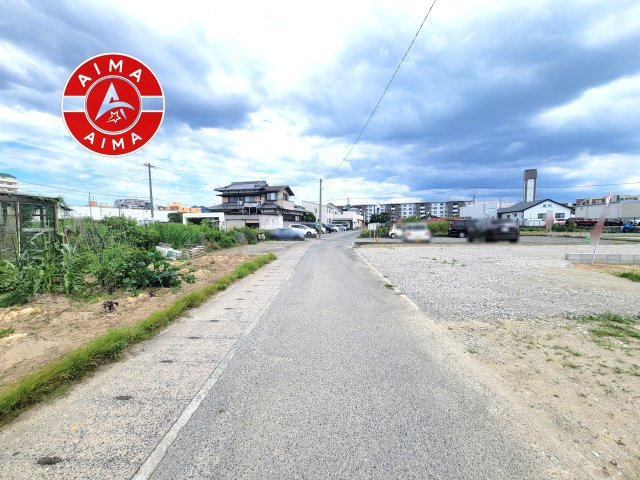 福岡市東区奈多3丁目第1-4棟（1号棟）の前面道路含む現地写真|前面道路は閑静な住宅地をはしる車通りの少ない道路。お車の出し入れが苦手なママや小さなお子様にも安心ですね。しっかり舗装もされているので、ベビーカーや自転車で通っても快適に通行できます。