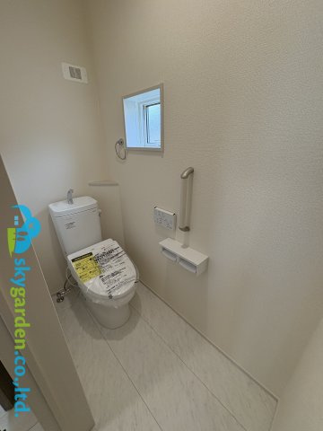藤沢市本藤沢７丁目　新築戸建　全１棟のトイレ|コンパクトで使いやすいトイレです