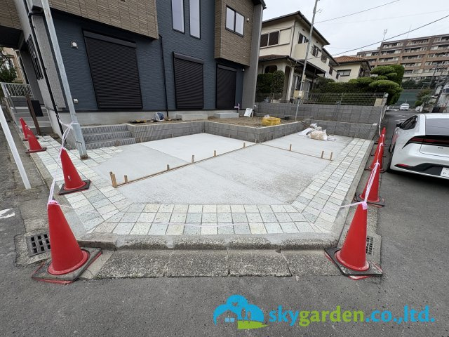 藤沢市本藤沢７丁目　新築戸建　全１棟の駐車場|車種により２台駐車可能