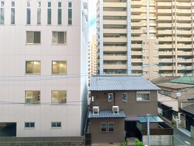 【展望】 | ダイアパレス大濠公園Ⅱ☆仲介手数料無料☆ | 道路を挟んだ向かいの建物まで一定の距離があり、視界にゆとりを感じられる眺望。建物が迫るような圧迫感が少なく、落ち着いて過ごせる住空間です。