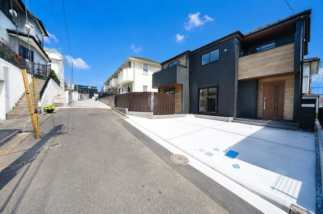 【横浜市緑区鴨居4丁目70-9新築戸建て】★仲介手数料無料★（鴨居小学校・東鴨居中学校）の前面道路含む現地写真|前面道路は約4.6m公道に接しており、お車の出し入れもスムーズです。交通量も比較的少なく、落ち着いた住宅街ならではの穏やかな住環境。小さなお子様のいるご家庭にも安心感があります。