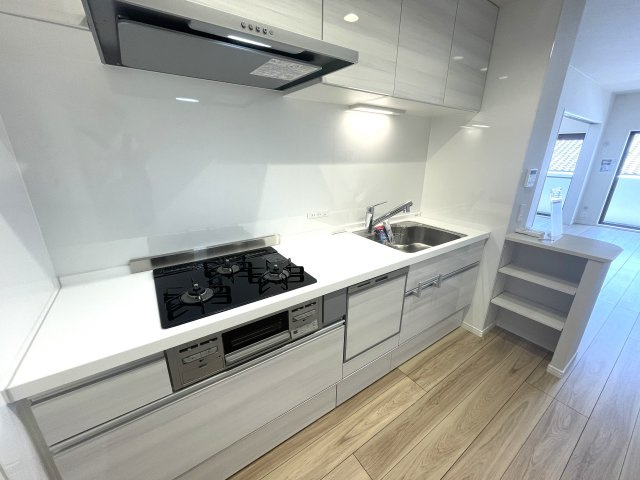 ライオンズマンション長住南第2のキッチン|壁付けのワイドなキッチン♪
落ち着きながらもトレンドを感じる色調がオシャレです☆

