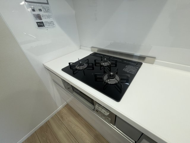 ライオンズマンション長住南第2のキッチン|三口コンロ仕様で、複数の料理を同時に効率よく調理できます。