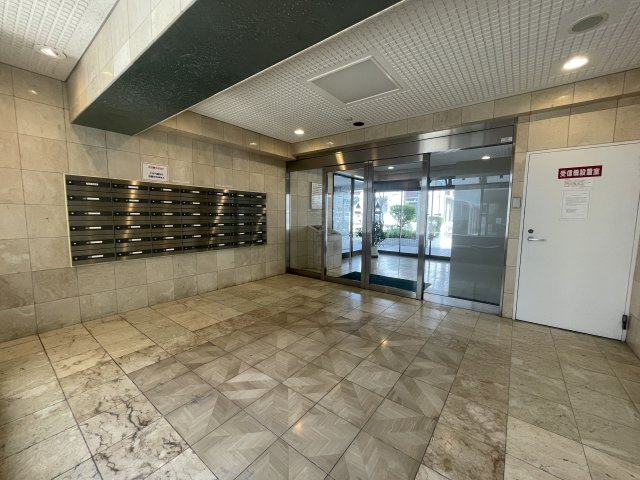 ライオンズマンション長住南第2のエントランス|セキュリティ面も安心の人目につきやすい明るいエントランスとなっています☆