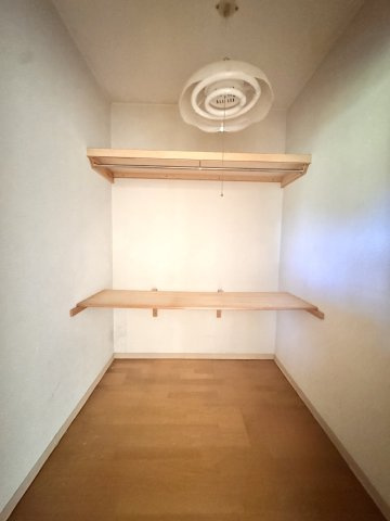 幸町の収納|2階 洋室にある収納スペースです。棚が備え付けてありますので、整理整頓しやすいですね☆