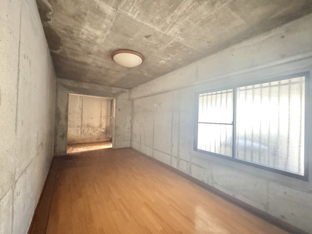 幸町の洋室|1階　約14.26帖の広々とした空間で、大きな窓があり明るいです。
