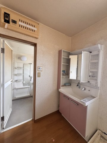 幸町の独立洗面台|3階 洗面所と浴室があります。洗面台は収納が沢山あります。