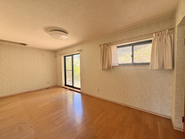 幸町の洋室|2階 約11帖の洋室は明るく、窓も沢山あり気持ちの良い風が通り抜けます。