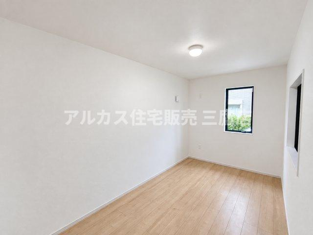 練馬区上石神井南町 新築戸建て 西武新宿線 上石神井駅の洋室|窓から自然光が入る明るい洋室。木の温もりを感じるフローリング仕様で、心地よいプライベート空間です。