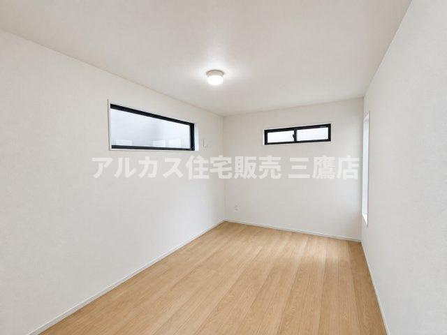 練馬区上石神井南町 新築戸建て 西武新宿線 上石神井駅の洋室|高所窓を配置したプライバシーに配慮された洋室。静かで落ち着いた雰囲気のため、書斎やリモートワーク部屋にも適しています。