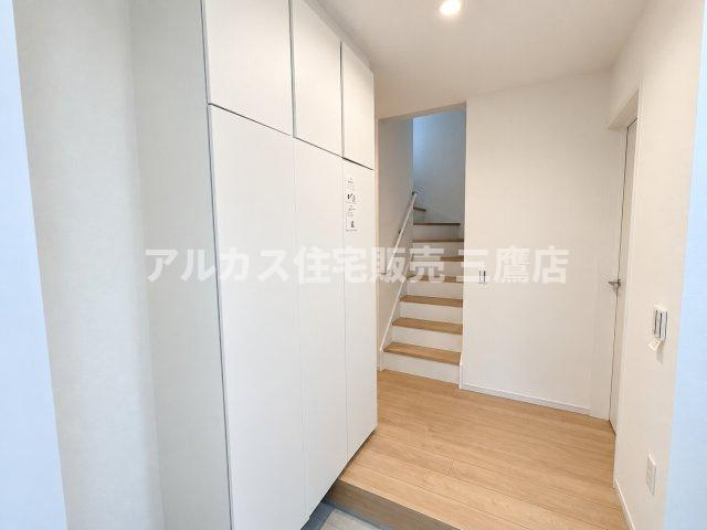 練馬区上石神井南町 新築戸建て 西武新宿線 上石神井駅の玄関|白を基調とした明るく開放的な玄関スペース。大容量のシューズボックスを備えており、家族全員の靴をすっきりと収納できます。