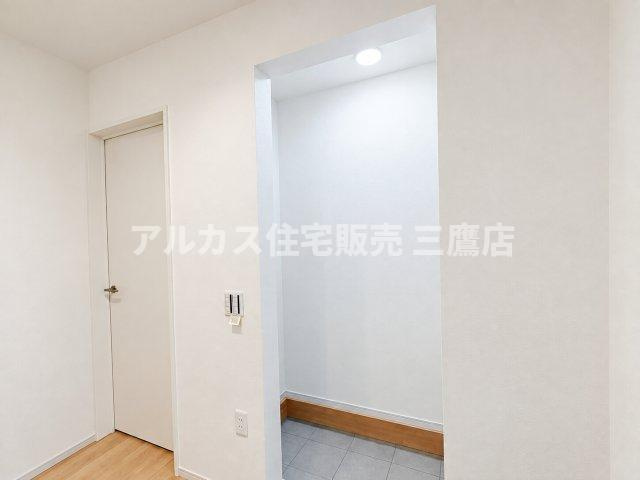 練馬区上石神井南町 新築戸建て 西武新宿線 上石神井駅の玄関|シューズインクローク（土間収納）を備えた玄関アプローチ。ベビーカーやアウトドア用品もゆったり置ける便利なスペースです。