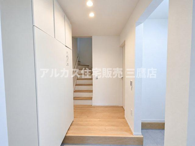 練馬区上石神井南町 新築戸建て 西武新宿線 上石神井駅の玄関|土間スペースとホールを見渡す玄関全景。自然な動線で奥の階段やお部屋へとつながる明るい設計です。
