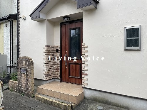 綾瀬市上土棚北2丁目　中古一戸建ての玄関|綾瀬市上土棚北2丁目　中古一戸建て