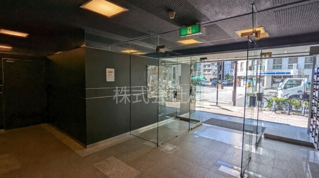 新大阪駅前ビル　テナントのエントランス