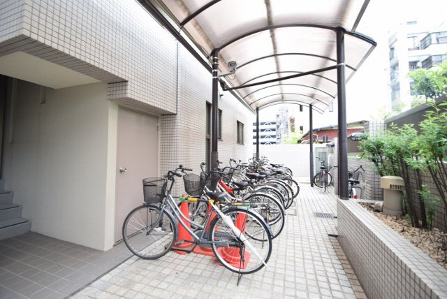 アルマース壱番館のエントランス|駅から徒歩４分、商業施設充実です。