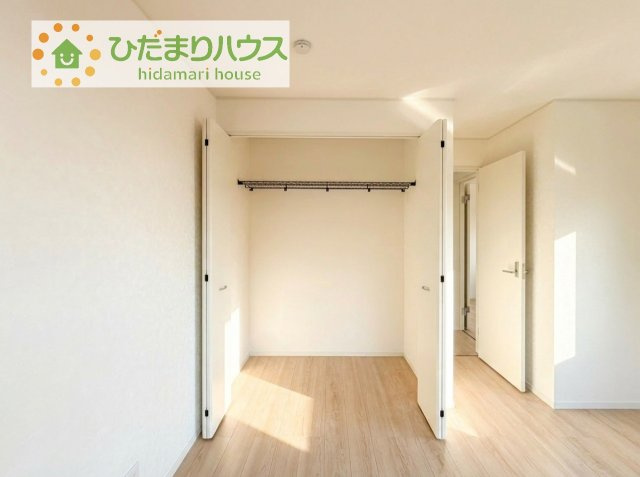 【収納】 | 土浦市神立東第5　新築戸建　2号棟 | 大容量のクローゼット！ハンガーパイプ付き。
洋服をかけて収納すれば、「何を持っているか」忘れることもありません！