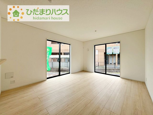 【居間・リビング】 | 土浦市神立東第5　新築戸建　2号棟 | 南に面した大きな窓から差し込む光で日中は電気いらず♪