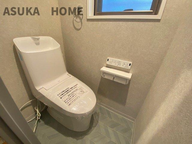 弘明寺ガーデンハウスのトイレ|温水洗浄便座のトイレ設備です。大きく窓がとってあり、換気にもいいですね。