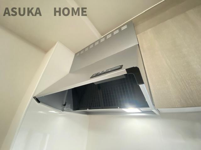弘明寺ガーデンハウスのキッチン|レンジフードは使い勝手がよくお手入れしやすいものとなっております。