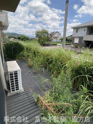 宮若市本城のアパートの庭