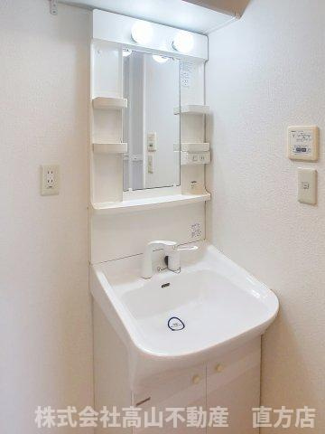 直方市大字頓野のアパートの洗面所