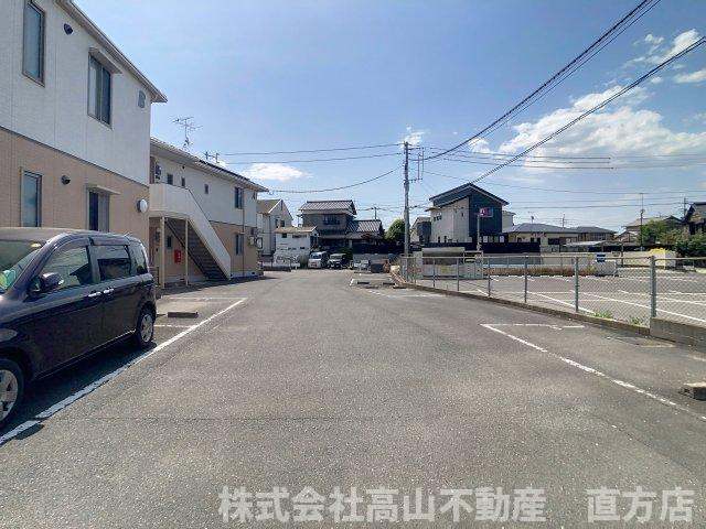 直方市大字頓野のアパートの駐車場