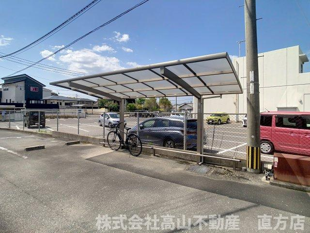 直方市大字頓野のアパートの駐車場