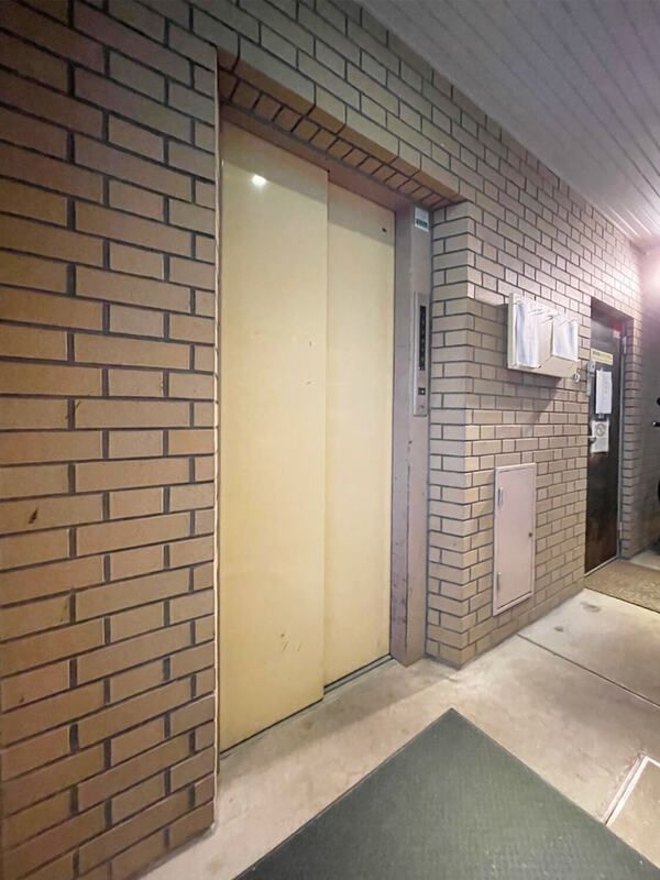 東公園マンションのロビー