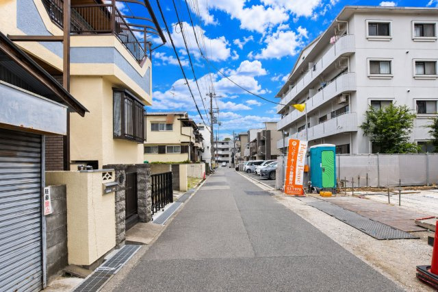 尼崎市稲葉荘2丁目建築条件無し売土地│全2区画の前面道路含む現地写真|前面道路は北側に約4.9ｍ幅です。
交通量も少なく、駐車の際や通学の際にも安心です。