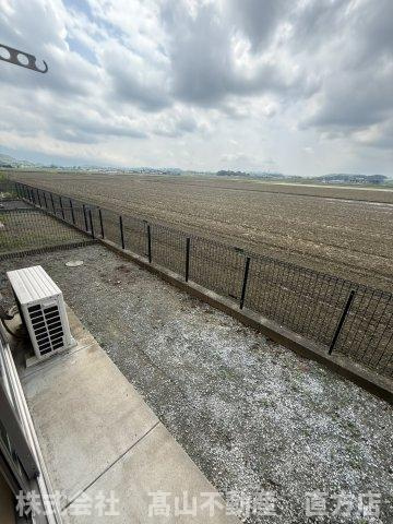 宮若市本城のアパートの庭