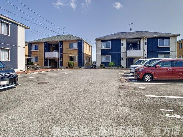 宮若市本城のアパートの駐車場