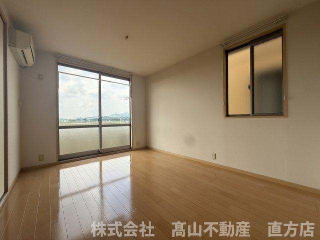 宮若市本城のアパートの居間・リビング