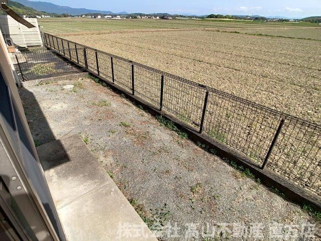 宮若市本城のアパートの庭