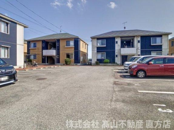 宮若市本城のアパートの駐車場