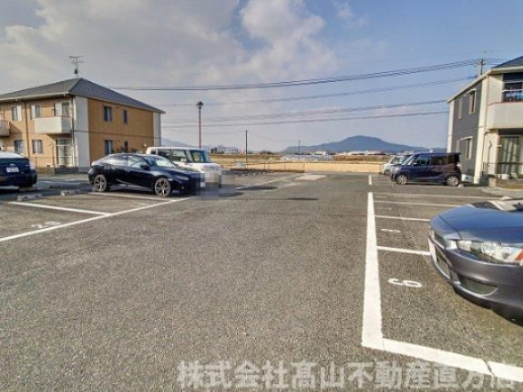 宮若市原田のアパートの駐車場