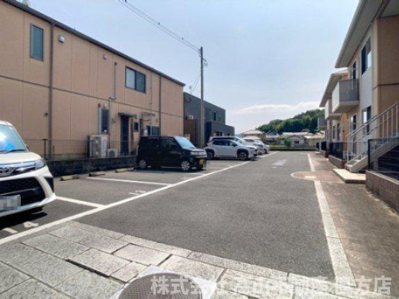 宮若市本城のアパートの駐車場