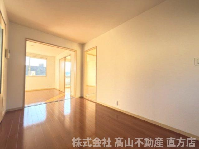 宮若市本城のアパートの居間・リビング