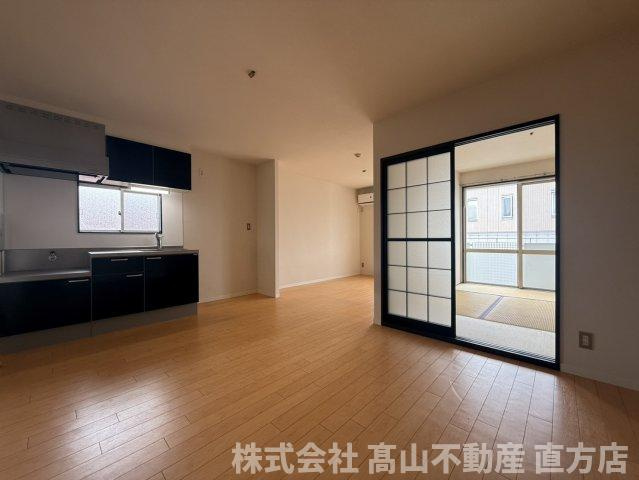直方市津田町のアパートの居間・リビング