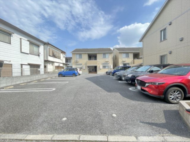 エクセルヒルズBの駐車場