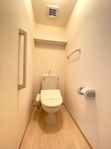 エクセルヒルズBのトイレ|※左右反転タイプ・別室の写真になります。