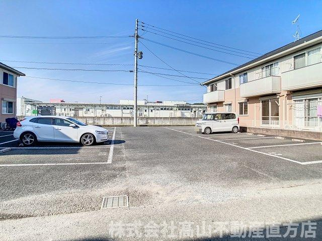 宮若市本城のアパートの駐車場