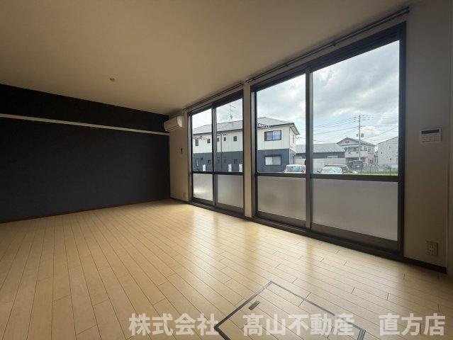 直方市大字感田のアパートの居間・リビング