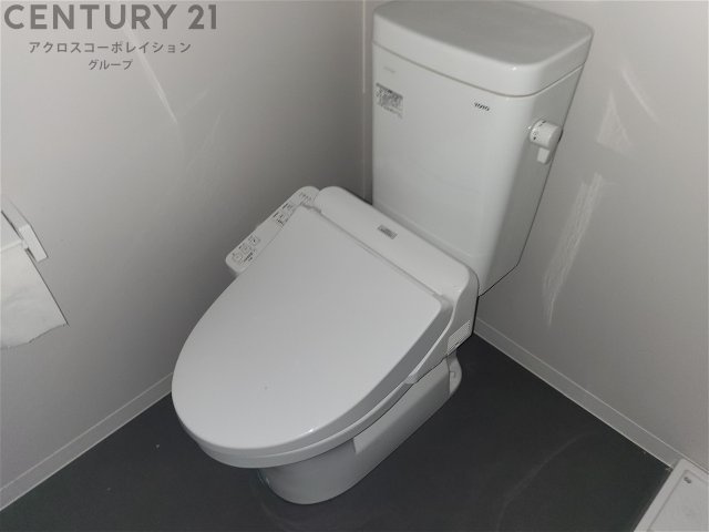 温水洗浄便座付きのトイレです♪
