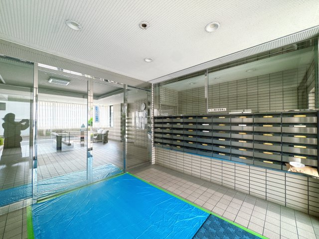 【その他共用部分】 | ファミール春日原☆仲介手数料無料☆ | 築年数を感じさせない美しさは、丁寧な維持管理の証。ゲストを招待したくなるような端正な佇まいが魅力です。ぜひ現地で、その管理の質の良さを実感してください。