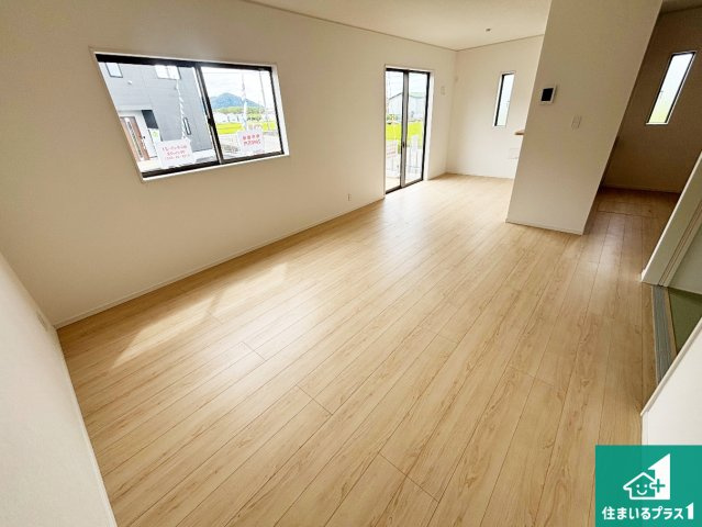 岩出市中島　第3期　新築一戸建ての居間・リビング|日当たり良好の明るいリビングで朝の目覚めもスッキリできそう！対面キッチンでご家族のコミュニケーションも自然と増える設計！小さなお子様が遊ぶスペースを作っても広々とくつろげるLDK！