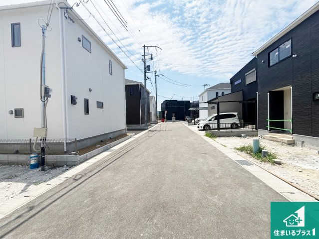 岩出市中島　第3期　新築一戸建ての前面道路含む現地写真|周辺は閑静な住宅街！前面道路広々で車の出し入れも便利です。駐車が苦手な方でも安心して車庫入れできます！
