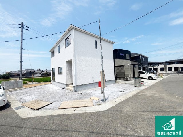 岩出市中島　第3期　新築一戸建ての前面道路含む現地写真|周辺は閑静な住宅街！前面道路広々で車の出し入れも便利です。駐車が苦手な方でも安心して車庫入れできます！