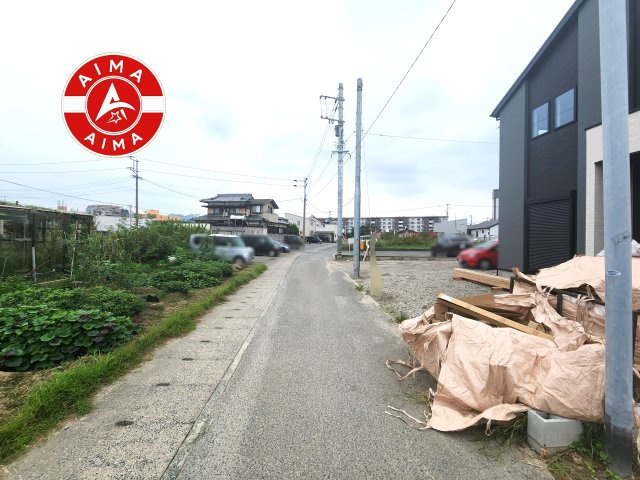 福岡市東区奈多3丁目第1-4棟（2号棟）の前面道路含む現地写真|前面道路は閑静な住宅地をはしる車通りの少ない道路。お車の出し入れが苦手なママや小さなお子様にも安心ですね。しっかり舗装もされているので、ベビーカーや自転車で通っても快適に通行できます。